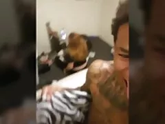 ثلاث صديقات عناق الرجل والاستحمام مع المطر الذهبي افلام سكس عربي عراقي