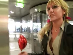 ماكي تمتص مشاهدة سكس عراقي الديك والتدليك ضده في الحمام