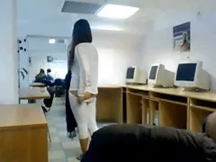امرأة سمراء افلام سكسيه رومانسيه عراقيه تصب البول وتبول على طاولة زجاجية